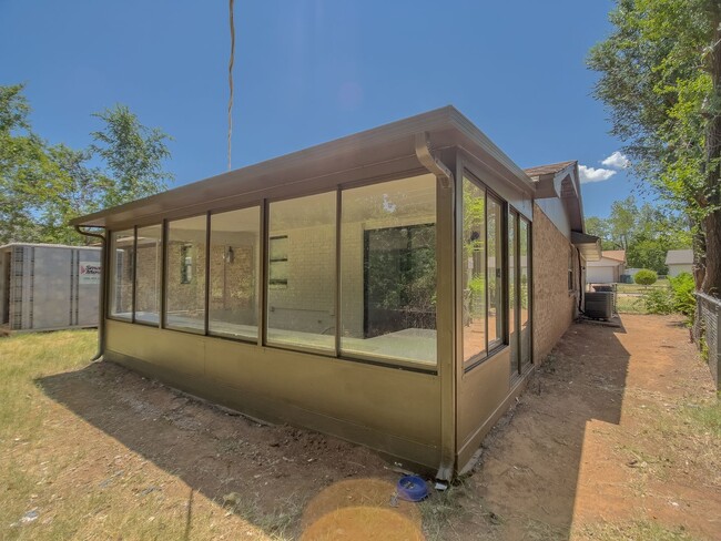 Photo - Charming 3 bedroom, 1.5 bath single-family home in a quiet northwest Oklahoma City neighborhood