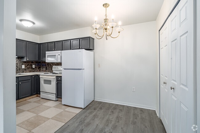 Platinum - 2BR, 1BA - 900SF - Dining Room - Bradford Square