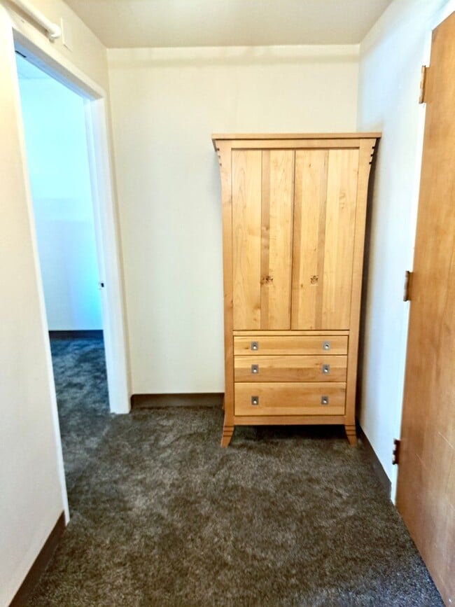 Photo - UNDER NEW MANAGEMENT: 2bdrm/1ba Efficiency Room - Pet Friendly! Unit 3959 Sheridan Ave Apt 210