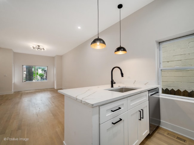 Photo - 2142 N Maplewood Ave Unit 1F