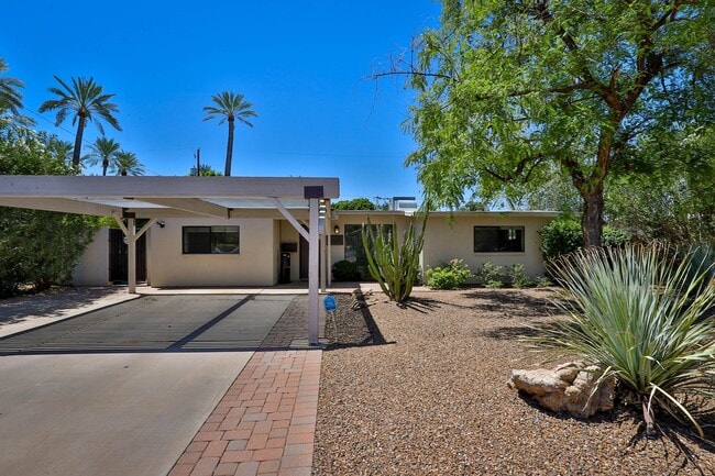 Building Photo - 3 Bedroom + den with pool