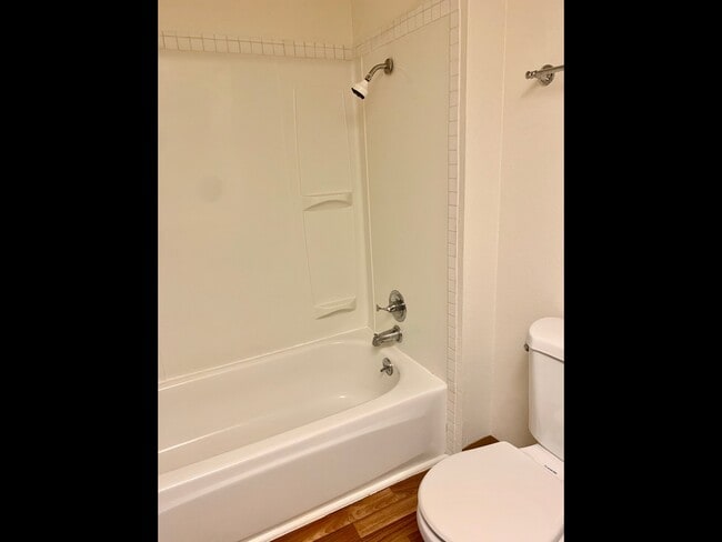 Peg Tree - Spacious Bathroom - Peg Tree Apartments