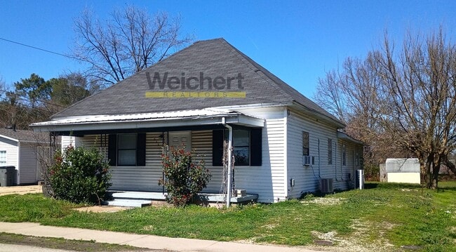 Building Photo - Spacious 4BR Home – Walk-In Closet & W/D Hookups