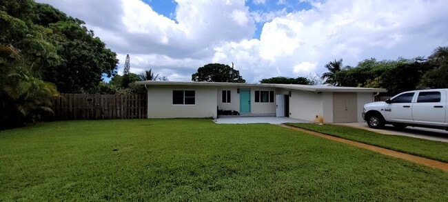 Building Photo - 3/2 with pool and outside Rental