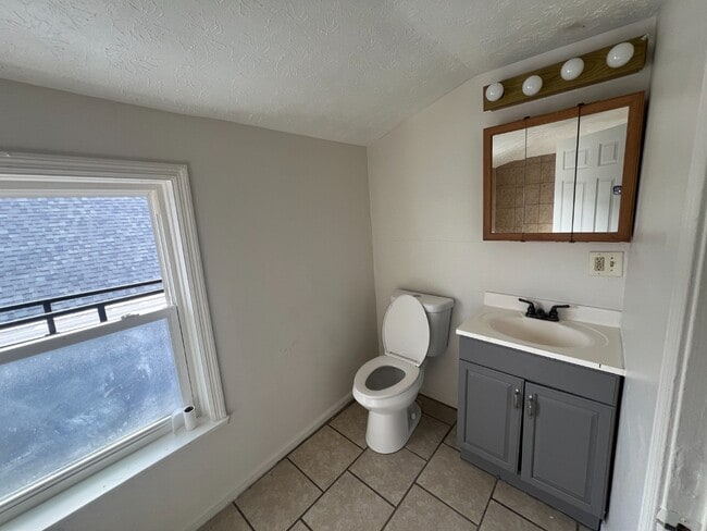 Photo - Spacious 3-Bed Apartment - Off-Street Park... Unit 5