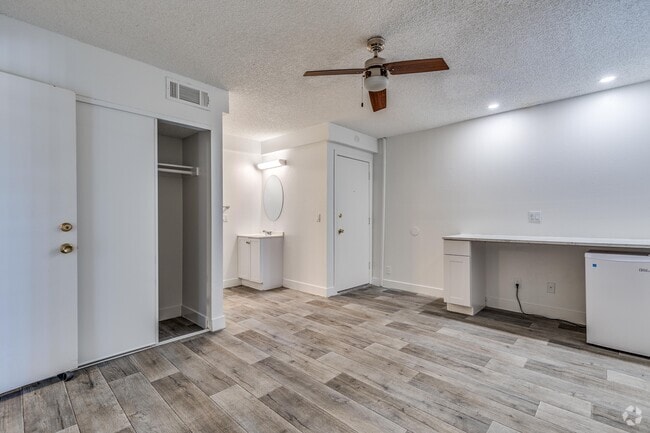 Shared Bathroom Studio - 300 SF