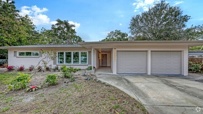 Building Photo - Lush landscaping 3 bed 2 bath home in grea...