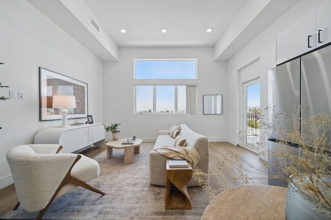 Photo - 212 N Mariposa Ave