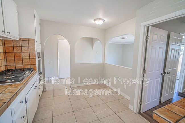 Photo - 20865 Burbank Blvd