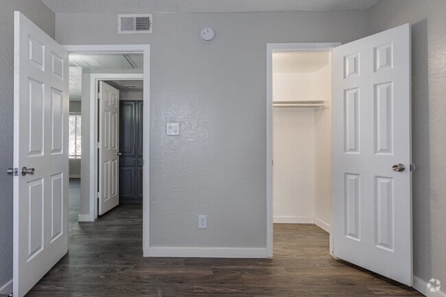 2BR, 1BA - 825 SF