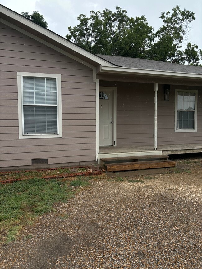 Main entrance - 102 Hilltop Dr