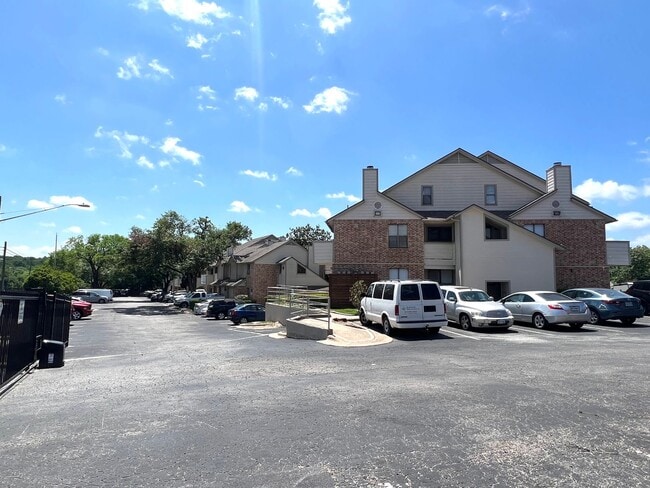 Building Photo - 2 Bedroom 2 Bath Condo Home for rent near Downtown Austin, Top Floor with Balcony, Gated Community