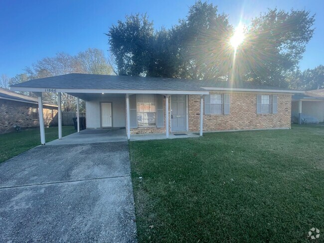 Building Photo - House: Forest Oaks