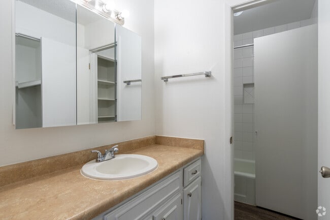 2BR, 2BA - 814SF - Primary Bathroom