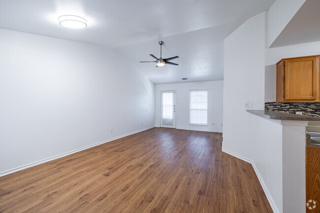 2BR, 2BA - 1,000SF - Living Room