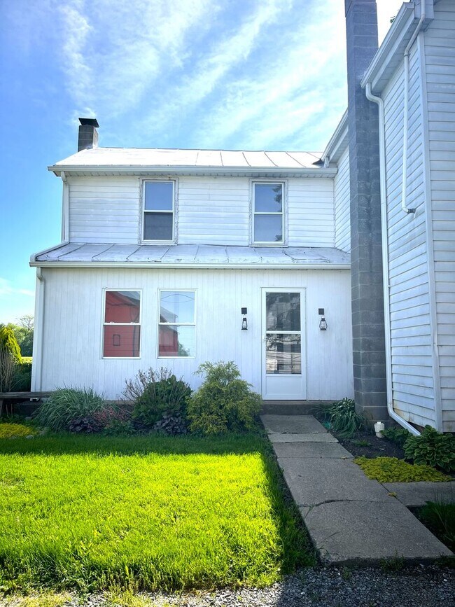 Photo - Spacious 3-Bedroom Farmhouse for Rent – Pe...