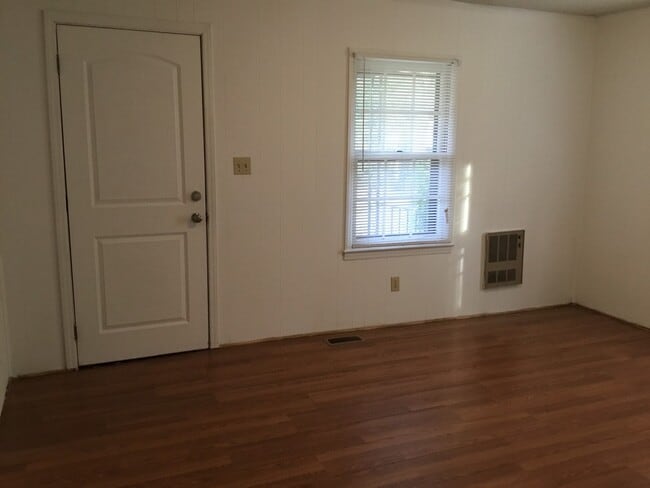 Charming 2-Bedroom Home with Spacious Livi... - Charming 2-Bedroom Home with Spacious Livi...