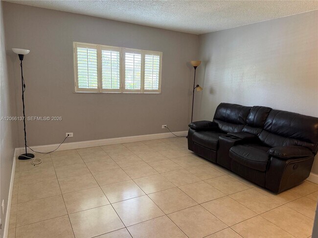 Photo - 800 NE 195th St Unidad 211