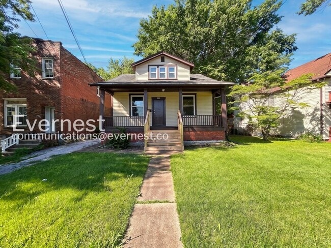 Building Photo - 3 Bed, 2 Bath Home with Off-Street Parking / Vouchers Accepted / Available Now!
