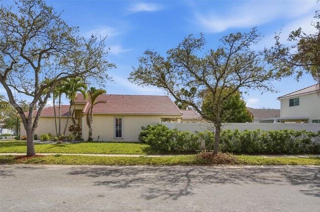 Photo - 922 Falling Water Rd