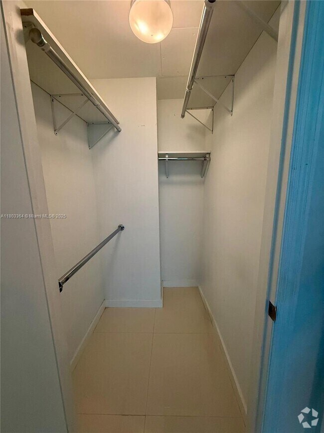 Building Photo - 60 SW 13th St Rental