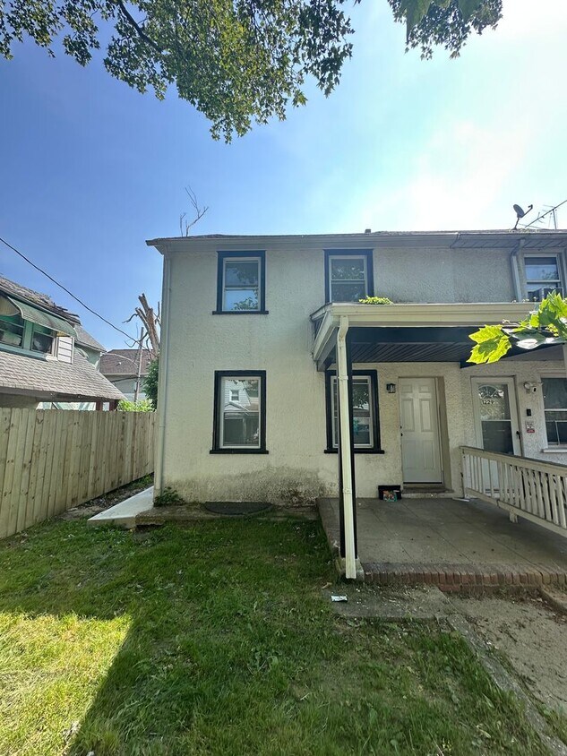 Beautiful renovated 3 bedroom townhome - Beautiful renovated 3 bedroom townhome