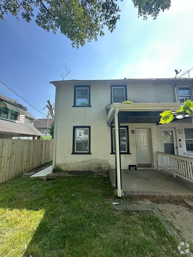 Building Photo - Beautiful renovated 3 bedroom townhome