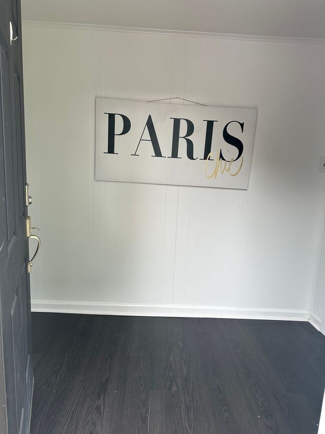 Photo - Nice 2 Bedroom 1 Bath Apartment above a salon. 1 Level