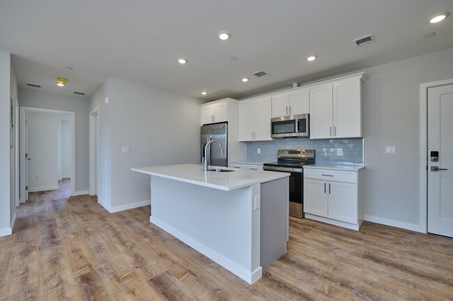 Building Photo - 510 Willard St Unit 107