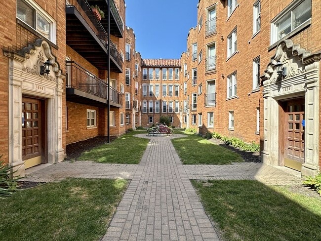 Building Photo - 1642.5 W Greenleaf Ave Rental