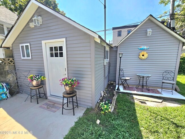 Building Photo - 406 4th Ave Unit Rear Cottage Rental
