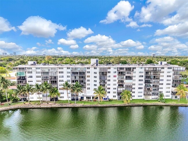 Building Photo - 1075 NE Miami Gardens Dr Unit 408