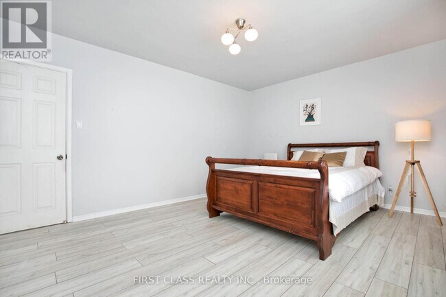 Photo - 2910 Keele St
