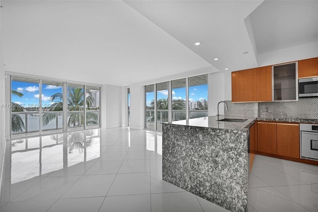 Building Photo - 10 Venetian Way Unit 404