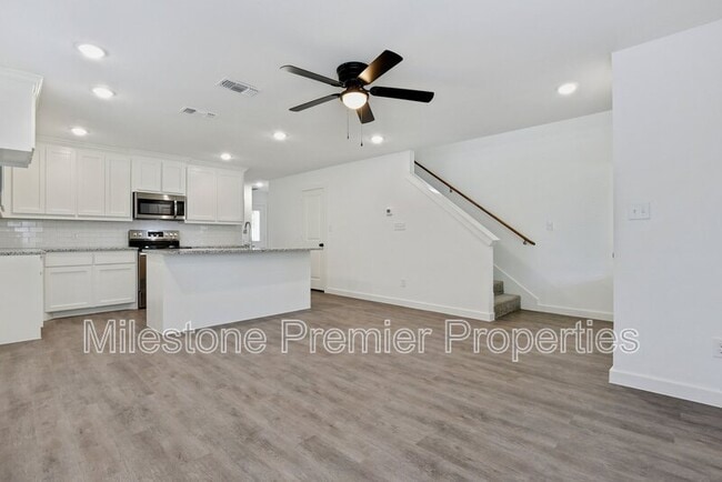 Photo - 101-103 E Bond St