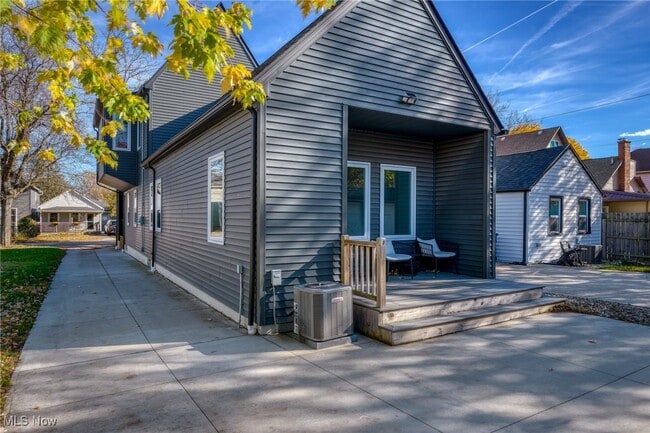 Photo - 1928 W 48th St