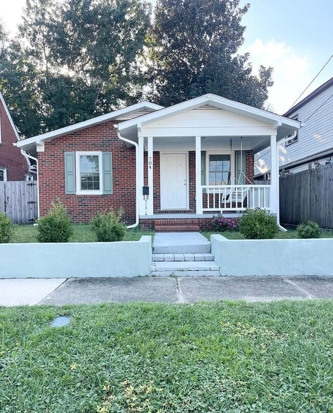 Building Photo - 3 Bed 1 Bath Single Family Brick Home