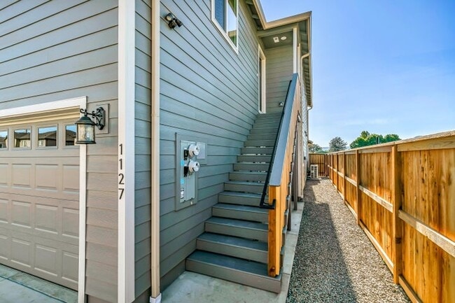 Photo - 1127 Annalise St