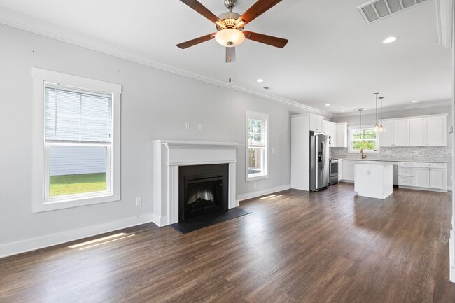 Photo - 318 Holbrook Ln