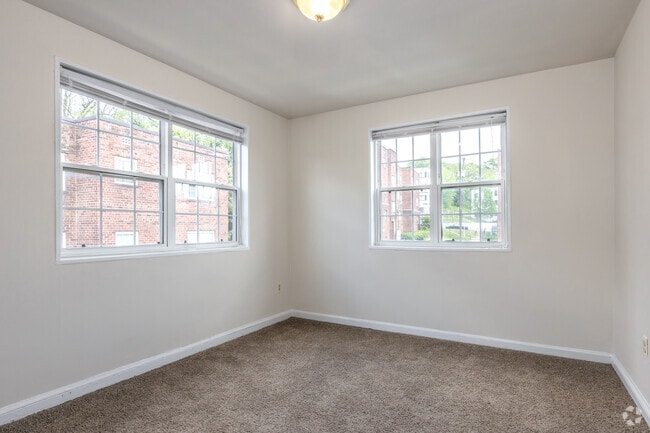 2BR, 1BA - 844SF - Villages of East River