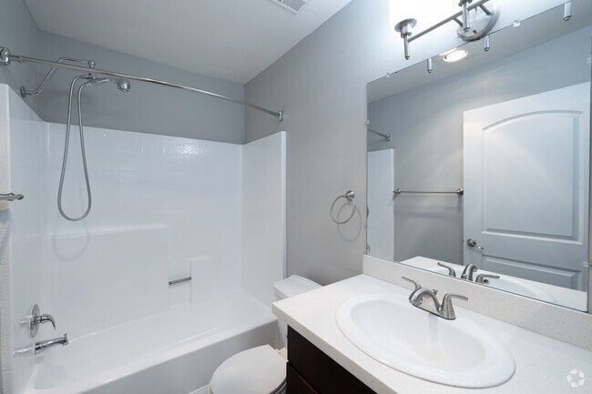 2BR, 2BA - 890SF - Bathroom