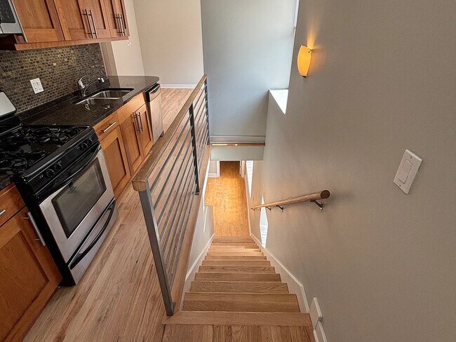 Building Photo - 2245 W Barry Ave Unit APT 2C