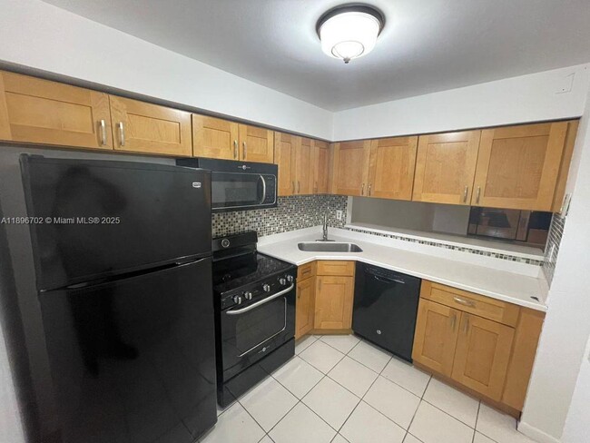 Building Photo - 3410 Foxcroft Rd Unit 205