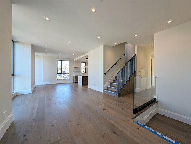 Building Photo - 2707 23rd St Unit 3