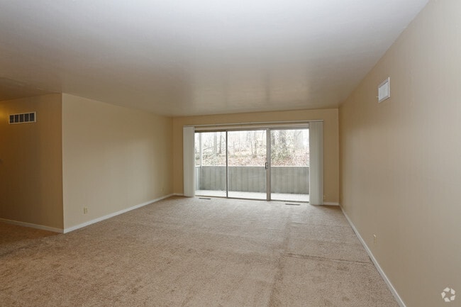 2BR, 1BA - Remodeled - Living Room