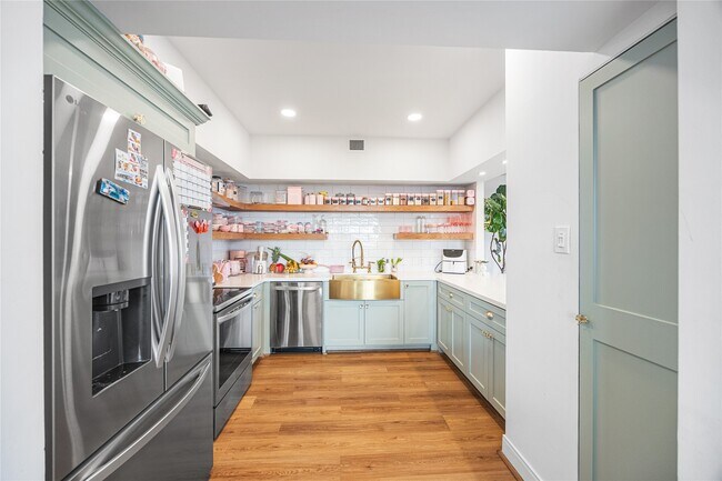 Photo - 14 Greenway Plz Unit 23P
