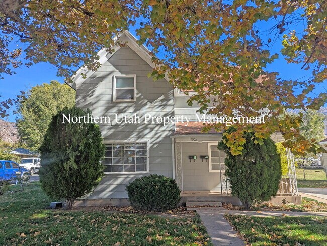 Building Photo - Lower Unit Down