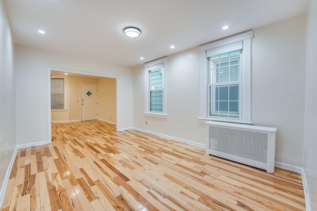 Photo - 100 W 17th St Unit 1