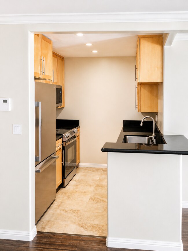 Kitchen: Updated kitchen with new KitchenAid appliances.