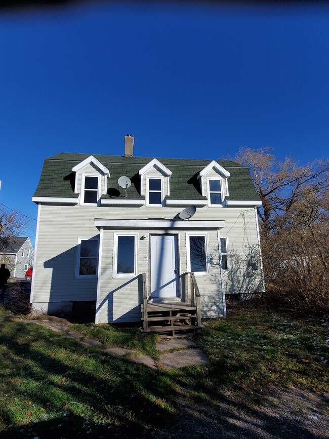 Building Photo - Near the center of town but also on the ed... Unit Apt2